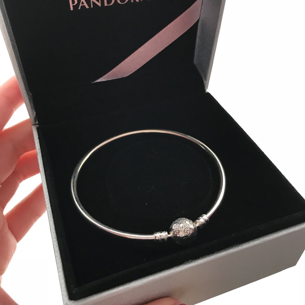 Limited Edition 2016 Pandora Snowflake Bangle NWOT